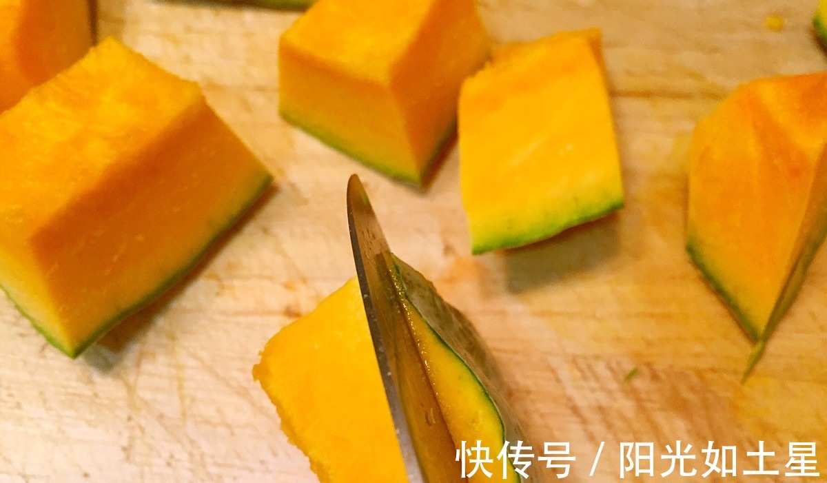 必学的甜品菜系蛋黄焗南瓜，口味咸香，内里清甜，入口绵密！