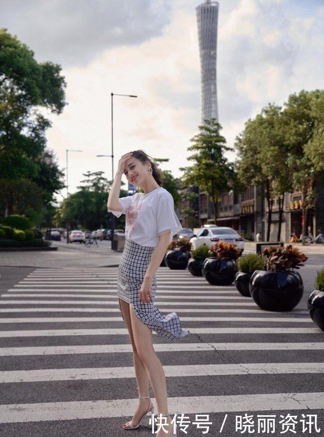 展现|怎么穿搭最时尚街头美女的教科书式造型,让你展现不一样的气质