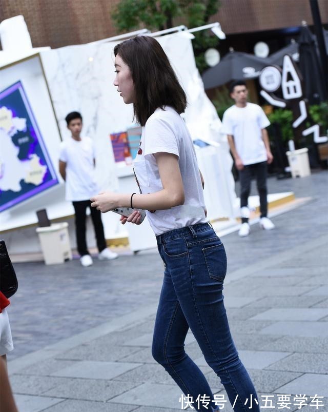 白色上衣 时尚牛仔打底裤搭配白色上衣,时尚百搭,真正的减龄显高!