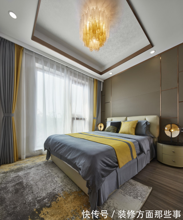 壁龛|200平现代风四居室,三层叠级的方式背景墙+内置壁龛很别致