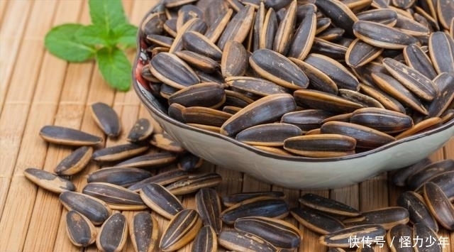 吃瓜子相当于喝油?养生专家:瓜子再怎么好,这2种务必不能碰!