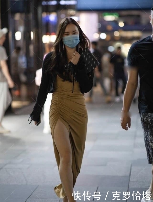 卡其色连衣裙搭黑色长袖外套,V领设计是经典,黑色风格不要太飒