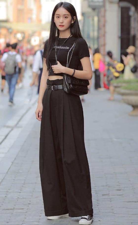 搭配|街拍小姐姐白色短袖搭配牛仔半裙,简约大方很显青春活力的气息