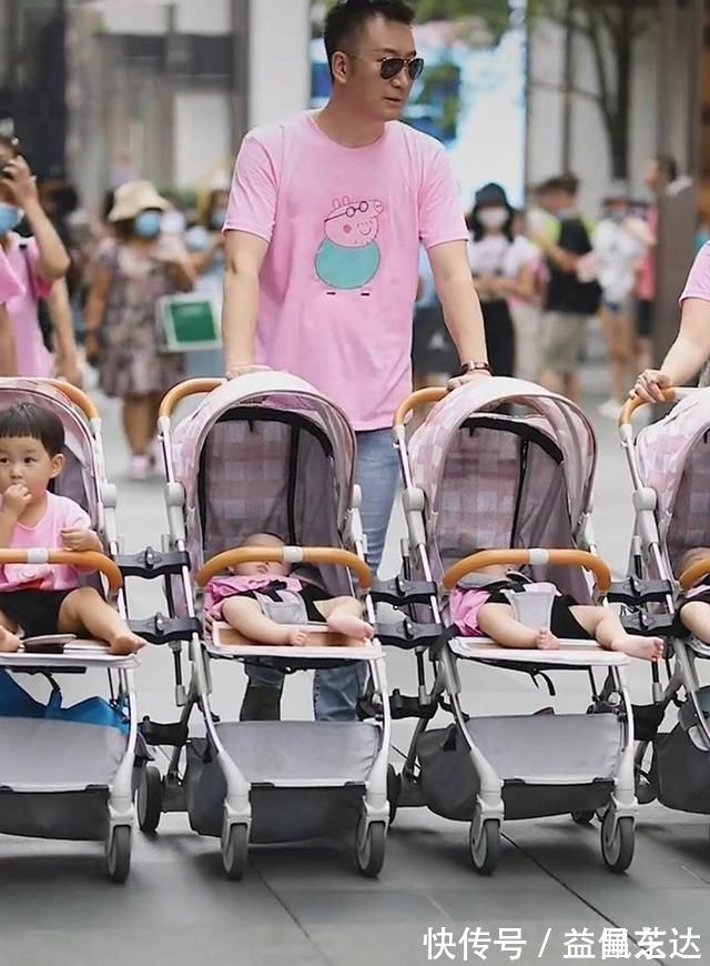 小两口|小两口带6个娃逛街“横行霸道”,路人回头率100%,网友:真能生