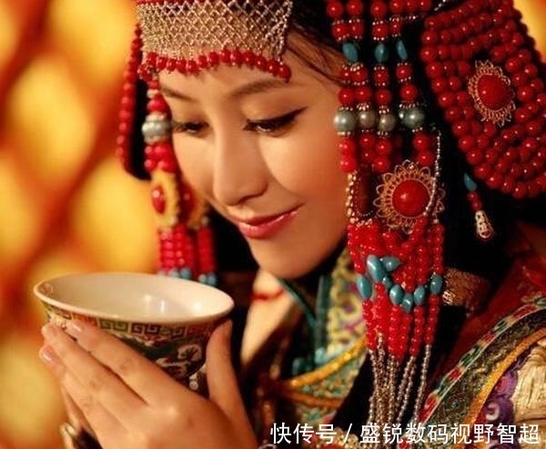 蒙古包|蒙古一家人睡在一个蒙古包里,新婚夫妇怎么办?当地人道出了实情