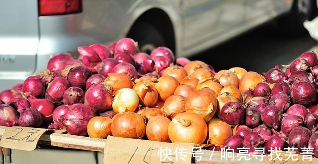 金秋逛农村大集,大葱白菜萝卜土豆热销,山货也很多!