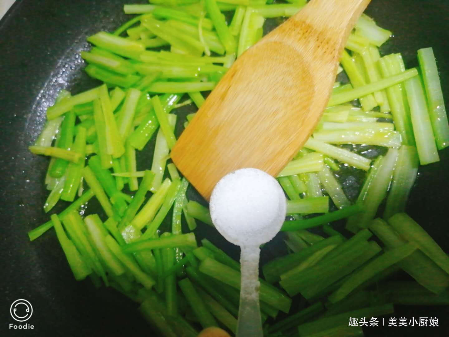 芹菜|这菜一炒就一大盘，鲜嫩可口，保护视力，关键很好吃