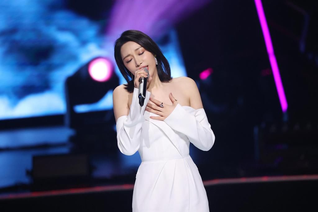 金池《天赐的声音》被赞“典范” 与偶像张信哲同台合作《蔷薇》