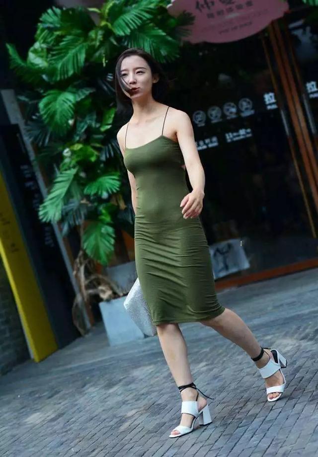 时尚|街拍身材匀称高挑的妹子,搭配一双铆钉的尖头高跟鞋才能显得非常时尚