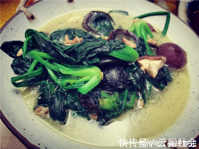 周末陪老公回老家,我亲自下厨做一桌菜,上桌后婆婆竖起大拇指!