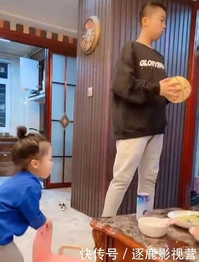 妹妹|女儿在家称王称霸,哥哥放假后,妹妹“不一样了”,妈妈无法淡定