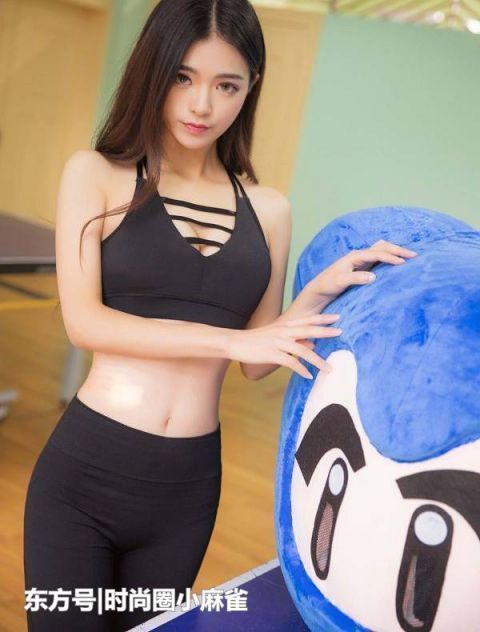 街拍搭配连衣裙的小姐姐，曲线曼妙，美不胜收