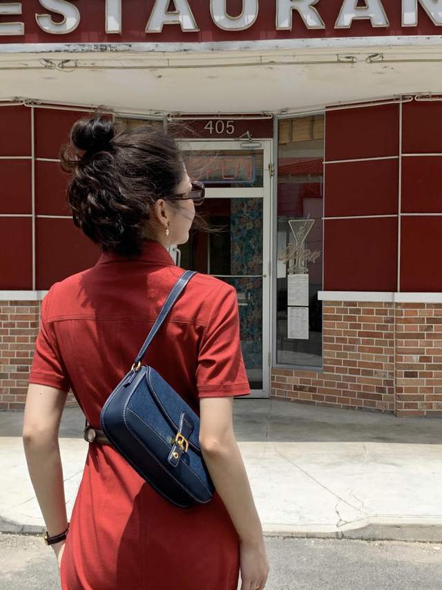 翻领|秋天怎样穿才有气色?身穿一件红色翻领连衣裙,穿上身复古又显白