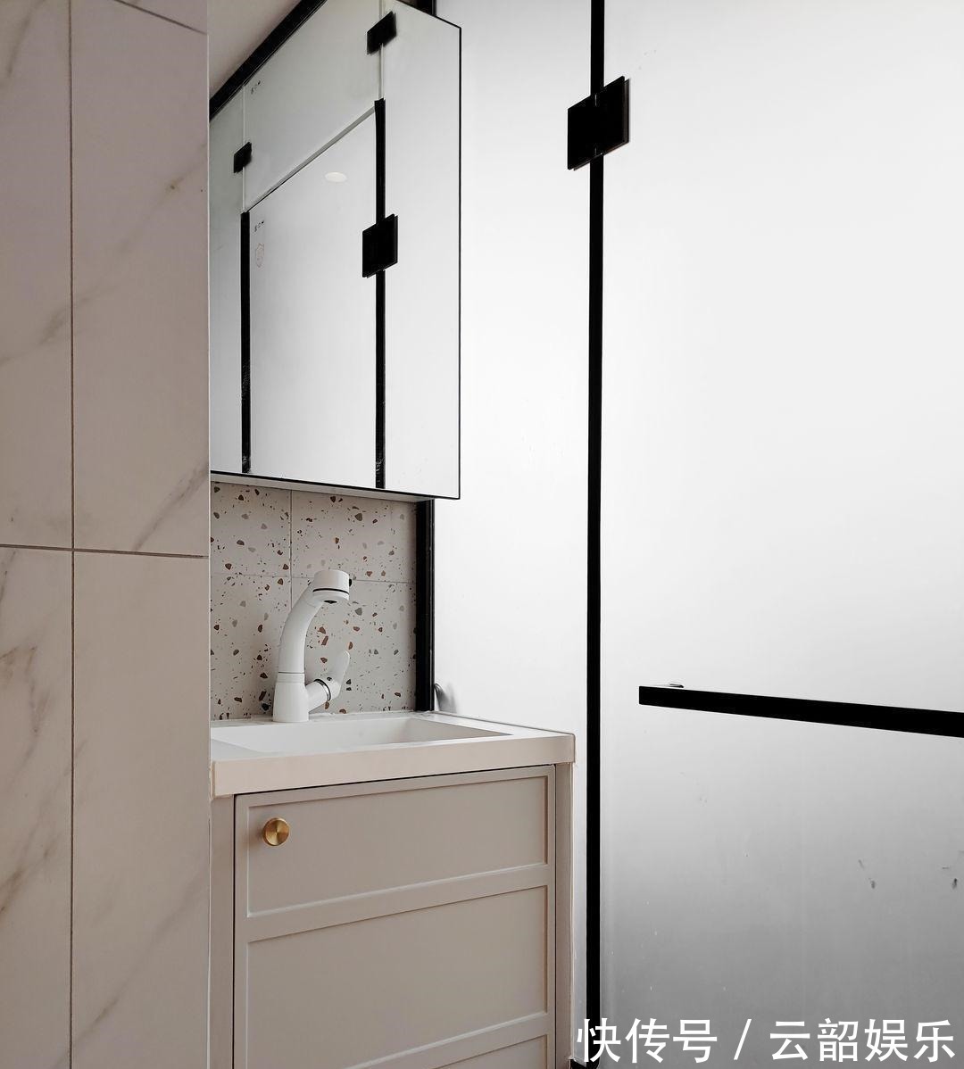 何雨晴|佩服!她把仅55㎡的家重新改造,有“4室”两卫,老破小逆袭成功