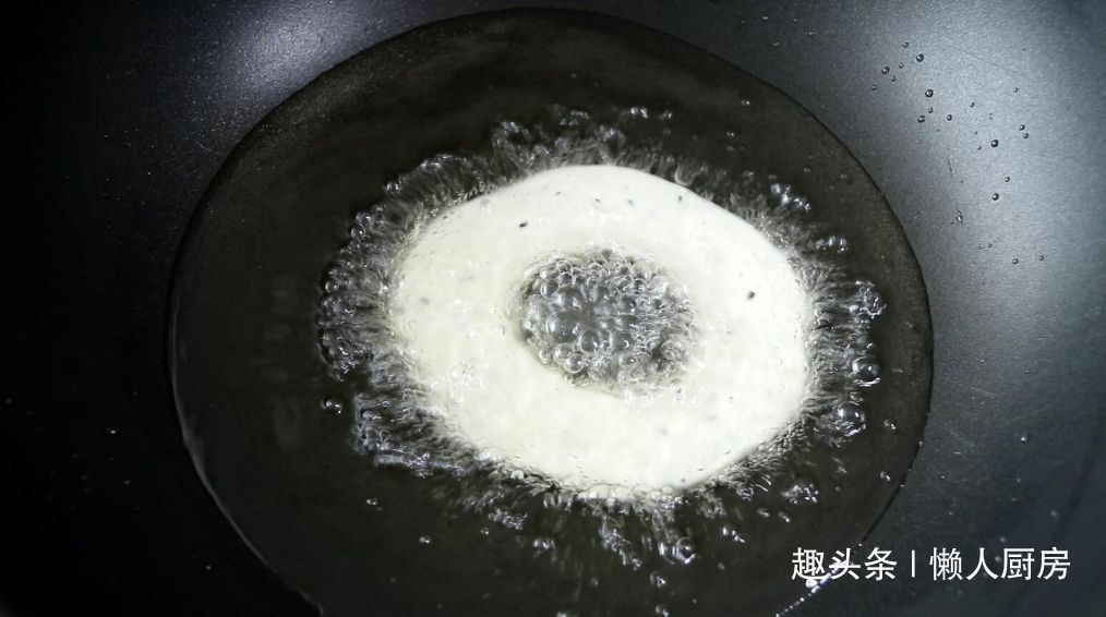 不用面粉,教你用这种粉做炸米圈,口感完全不一样,外脆里软