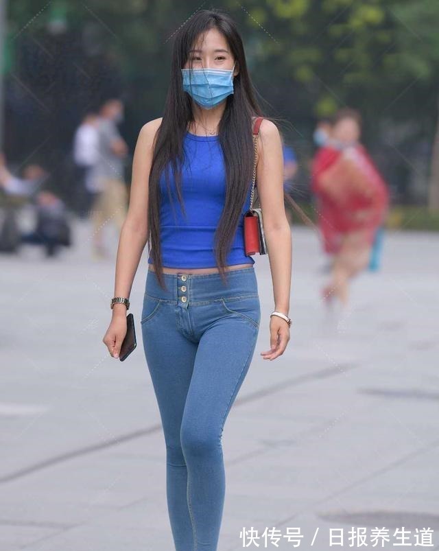 上身 黑色条纹紧身上衣搭配黑色紧身打底裤，整体运动范，气质青春活泼！