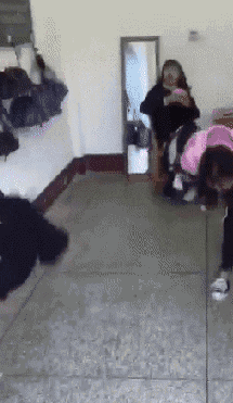 |搞笑GIF:妹子你这么皮,真的不怕直接掉水里吗?