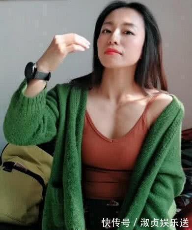 男生|“倒三角”的小姐姐火了,当她举起双手的一刻,男生自叹不如