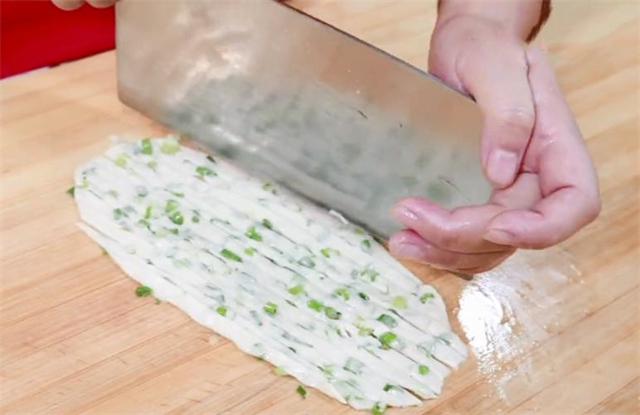 油饼|饺子皮别只会包饺子,试试这种做法,层层松软,出锅后比饺子还香