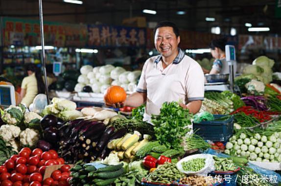 西瓜|过去2块一瓶的饮料卖1毛，现在又免费送西瓜，社区团购很赚钱吗？