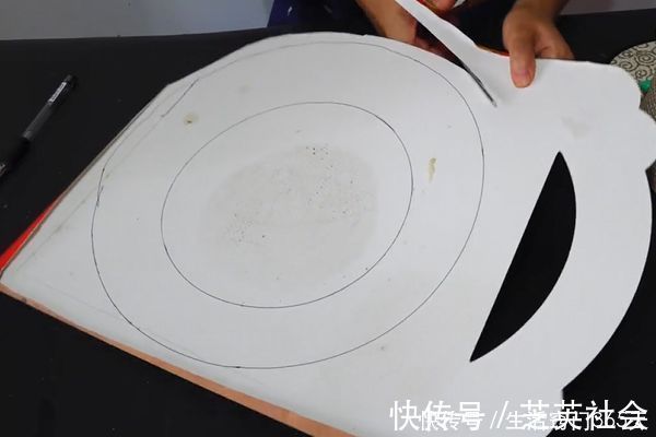改造|纸板上剪一大一小两个圆，简单改造成的东西，全家人都抢着用！