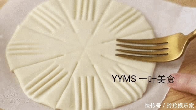 面食|年夜饭花样面食，枣花馍寓意好，做法简单，松软光滑白净红枣馒头