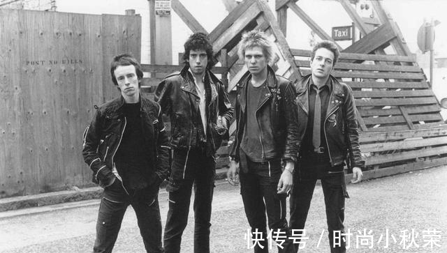 靴子 国庆出游不流行穿小白鞋了,今年流行这双“大夫鞋”,百搭又时髦