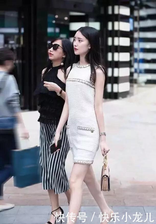 美女对于颜色的搭配短长常到位,尽显时尚品味的帅气高雅