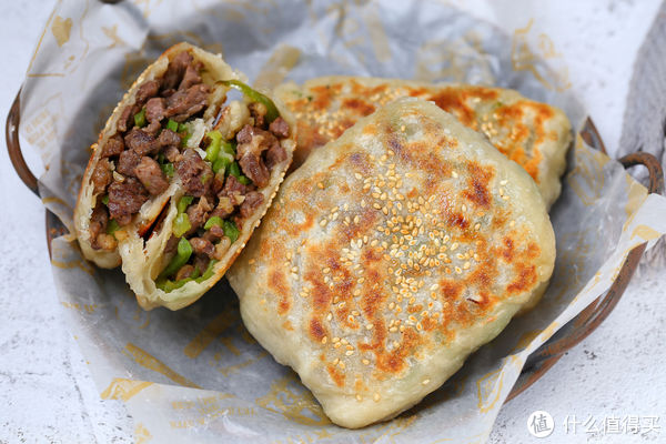 手抓饼又有新吃法，做成香酥美味的牛肉饼，用料十足一个就管饱！