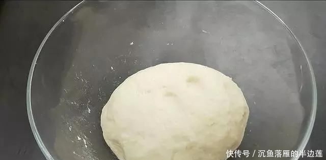 这个“饼”3天不吃就想的慌，金黄酥脆，又香又解馋，做法超简单