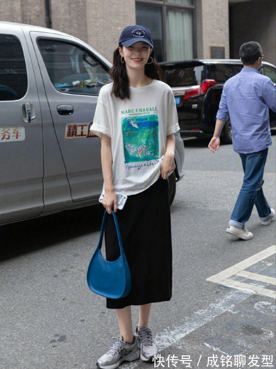 t恤|简约又显嫩的长款T恤穿搭,清爽随意不失时尚,今夏流行这样穿