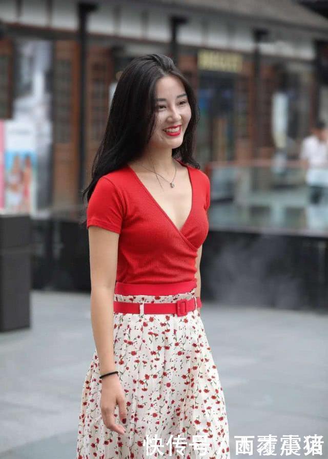 红色|红酒系列衬衣+红色印花短裙,更显女性气质