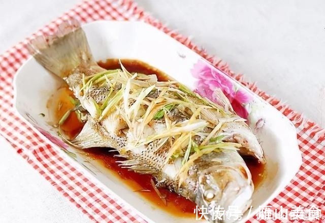 鲜嫩|清蒸鱼怎么做才好吃?放盐和料酒?都错了!3个技巧,鱼鲜肉嫩