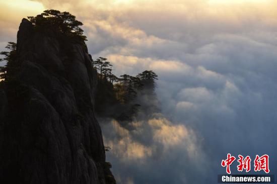 安徽黄山现壮丽云海