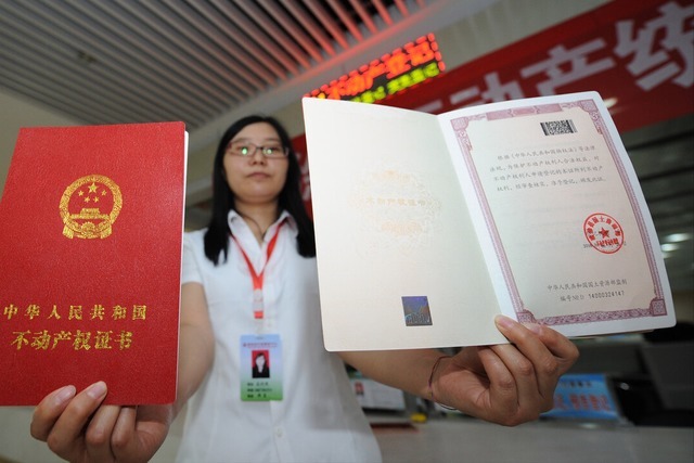 子女|房产证想要过户给子女，建议你选择最后一种方式，能省下不少钱