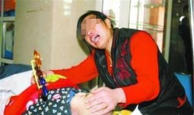 1岁孩童玩耍被推倒,哭了几声爬起来继续玩,第二天却闭上了眼