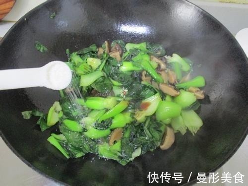 炒青菜，下锅前必须多加这1步，青菜不变黄，跟饭店一样的味道
