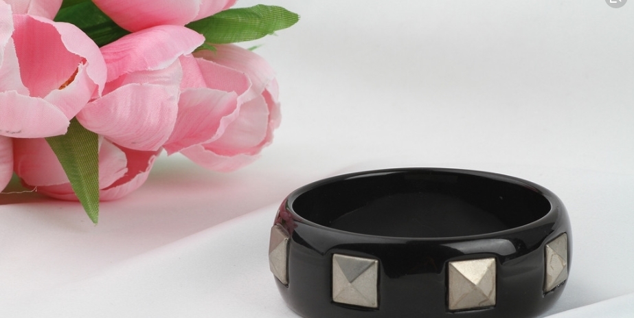 三四十岁的女人不要买三种首饰,俗气很幼稚!