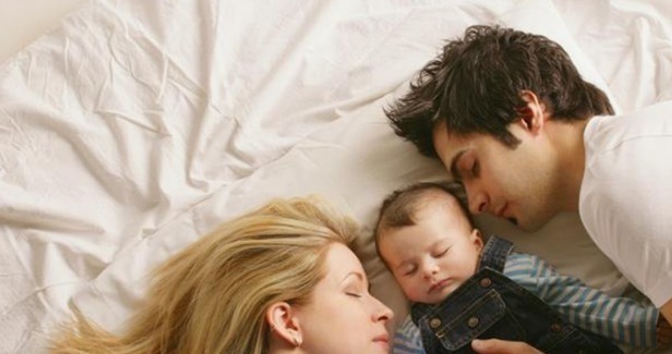 一家|一家4口睡觉照片火了,父母秀恩爱,两个孩子索性“抱团取暖”