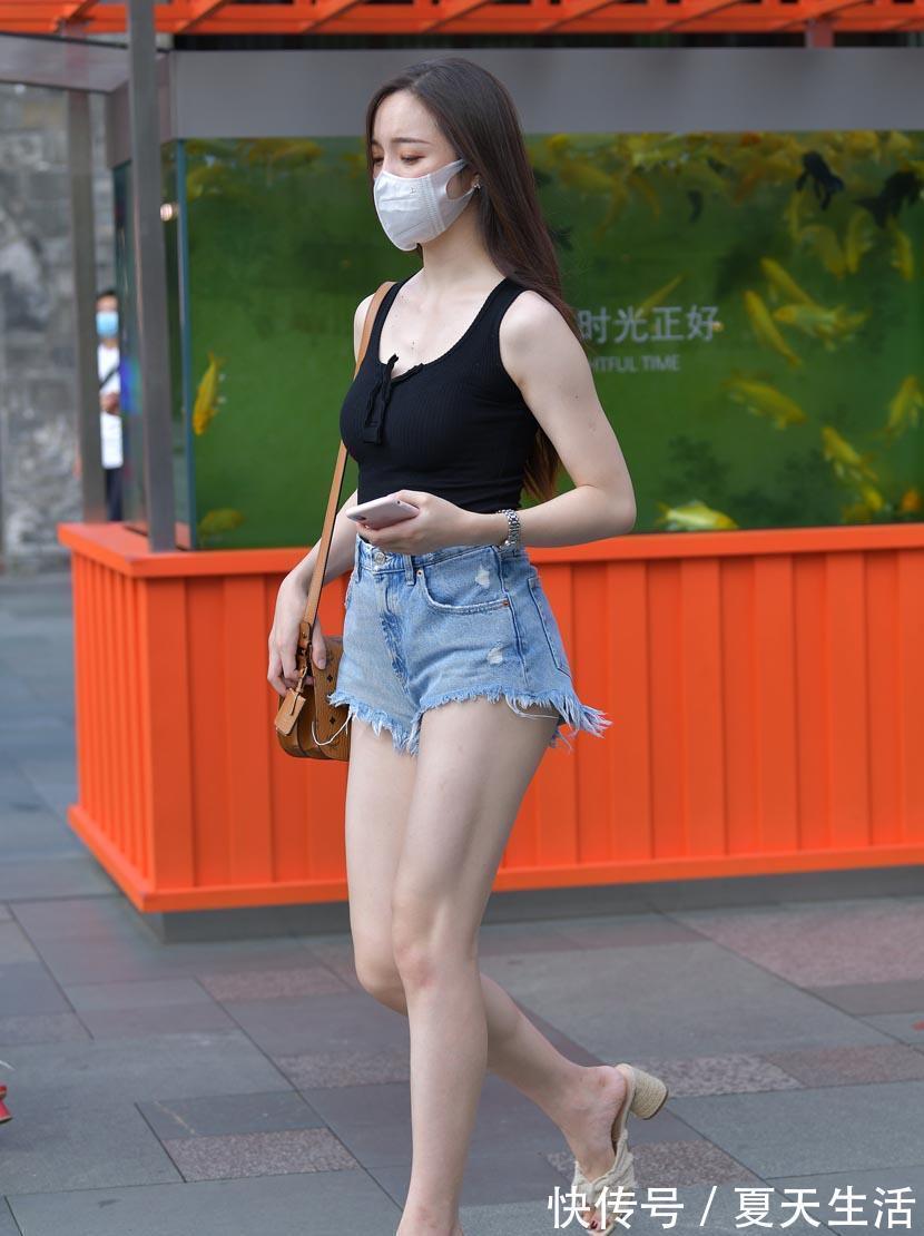 背心衫|墨染针织背心衫搭配湛蓝水洗牛仔短裤,彰显青春时尚活力