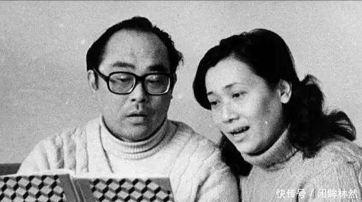 一生演唱800多首歌,丈夫去世12年,她不舍下葬将骨灰摆放在卧室