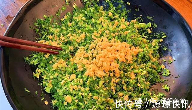 食用油|做素馅饺子时,别只会放鸡蛋,多加“1样”,比肉饺子还香