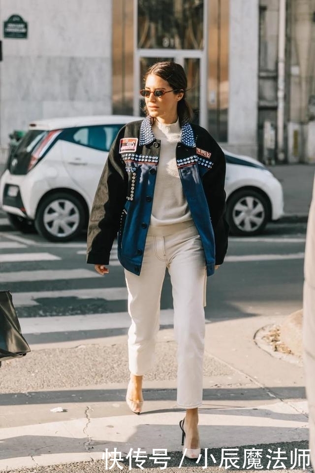 背心|路人街拍,白色牛仔裤搭配针织背心,穿出自己的个性时髦