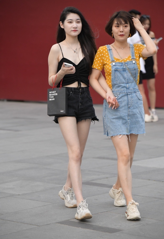 穿搭|皮肤白就可以随便穿？看完小姐姐的穿搭，一下子就明白了！