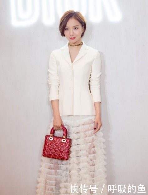 丸子头已经不实行了,今年流行苹果头,减龄显脸小