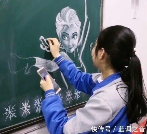 冰雪女王&女孩用粉笔手绘冰雪女王,却被他用抹布擦掉,网友:为什么要擦掉