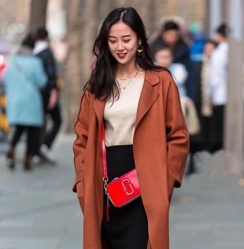 街拍小姐姐穿一款时尚的裙子,随意穿搭都不会觉得俗气