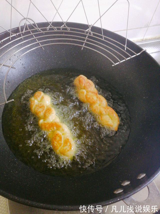 蜂蜜|想吃麻花不用买，自己在家也能做，外酥里软，满满的儿时味道