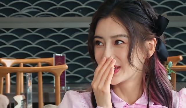 肚子|baby吃了三碗小餛飩, 當(dāng)她站起來看到肚子, 網(wǎng)友: 是我的眼花了?