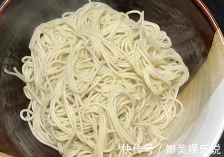 小青菜|用挂面做炒面，别只会煮面条，牢记1个技巧，面条不坨，根根分明